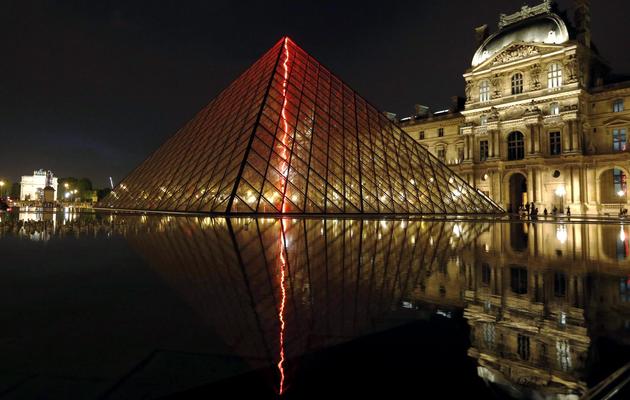 "Sous le plus grand chapiteau du monde", installation de l'artiste Claude Lévêque sous la pyramide du Louvre, le soir du 2 avril 2014 [François Guillot / AFP]