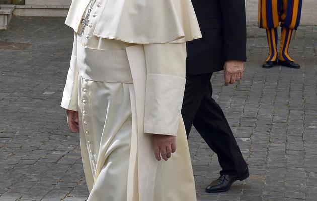 Le pape arrive pour son entrevue avec la reine Elizabeth II au Vatican, le 3 avril 2014 [Alberto Pizzoli / AFP]