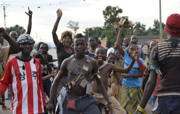Des habitants de Bangui, dont des miliciens chrétiens anti-balaka, célèbrent le départ des soldats tchadiens, le 4 avril 2014 [Miguel Medina / AFP]