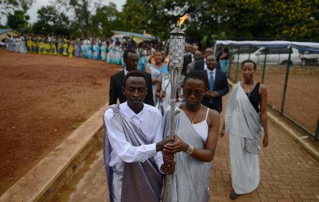 La torche du souvenir qui a fait le tour du Rwanda, durant une procession dans l'arrondissement de Kicukiru le 5 avril 2014. Elle retournera le 7 avril au memorial de Kigali pour marquer les 20 ans du génocide  [Simon Maina / AFP]