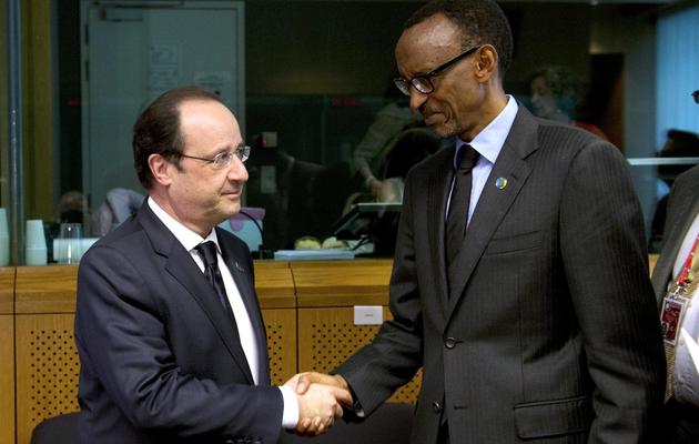 Photo prise le 2 avril 2014, montrant le président français François Hollande accueillant le président du Rwandais Paul Kagame durant un mini-sommet dédié à la république centrafricaine, à Bruxelles, le 5 avril 2014 [Alain Jocard / POOL/AFP]