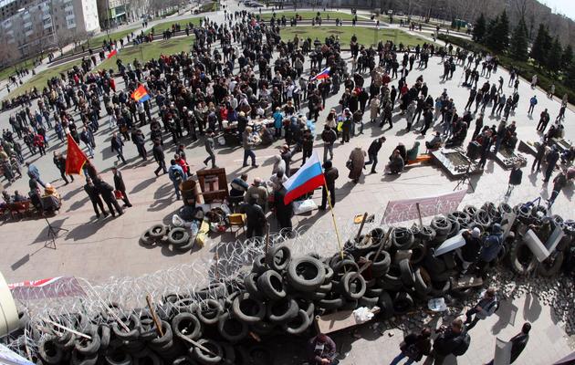 Barricade de manifestants pro-russes devant le bâtiment des services de sécurité régionaux à Donetsk, le 7 avril 2014 [Alexander Khudoteply / AFP]