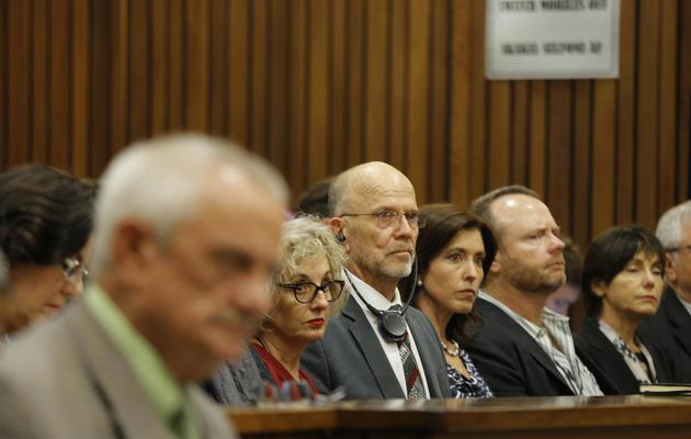 Des membres de la famille d'Oscar Pistorius le 8 avril 2014 au tribunal de Pretoria [Kim Ludrook / Pool/AFP]