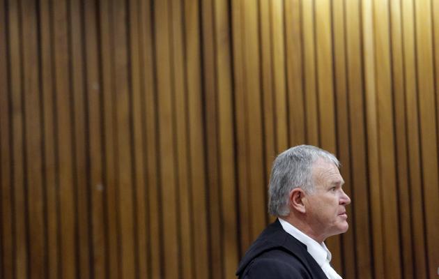 L'avocat de la défense Barry Roux, au tribunal de Pretoria, le 8 avril 2014 [Kim Ludbrook / POOL/AFP]
