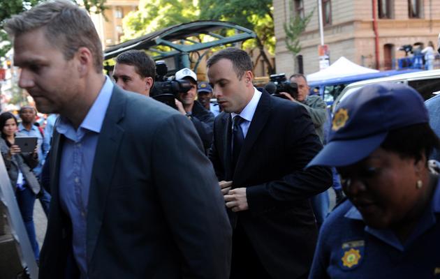 L'athlète paralympique Oscar Pistorius lors de son arrivée au tribunal de Pretoria, le 10 avril 2014, où il est jugé pour le meurtre de sa petite amie Reeva Steenkamp [Str / POOL/AFP]
