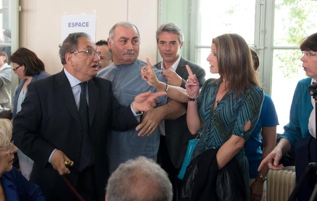 L'ancien maire du 7e secteur de Marseille, Garo Hovsepian (g), lors de vifs échanges avec des membres du Front National lors du conseil municipal, le 11 avril 2014  [Bertrand Langlois / AFP]