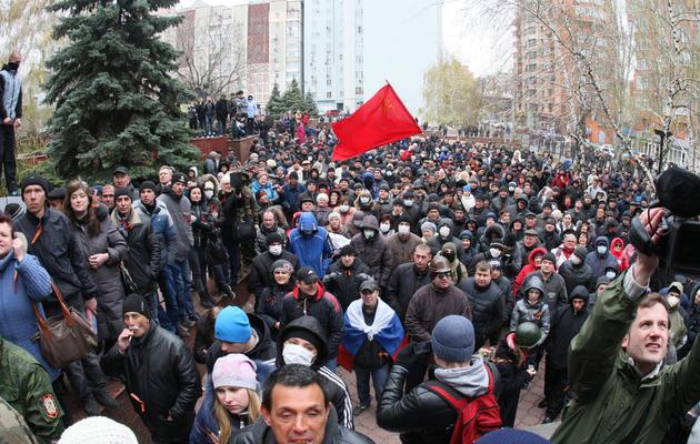 Des manifestants rassemblés devant le siège de la police aux mains des activistes pro-russes, le 12 avril 2014 à Donetsk [Alexander Khudoteply  / AFP]