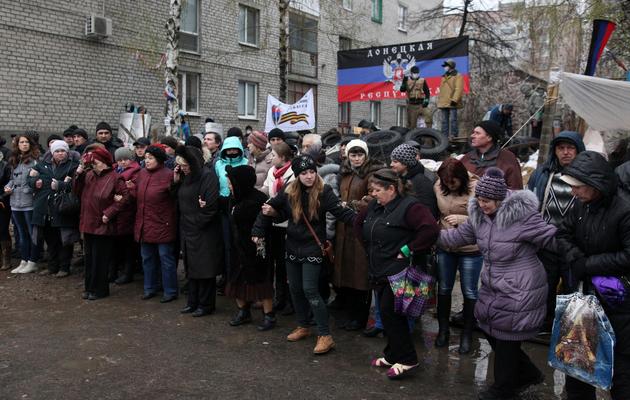 Des habitants, notamment des femmes, massés devant les barricades proches du commissariat pour défendre les lieux, le 13 avril 2014 à Slaviansk [Anatoliy Stepanov  / AFP]