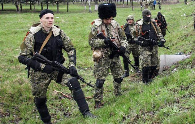 Des hommes armés pro-russes prêts au combat le 13 avril 2014 dans les environs de Salviansk  [Anatoliy Stepanov  / AFP]