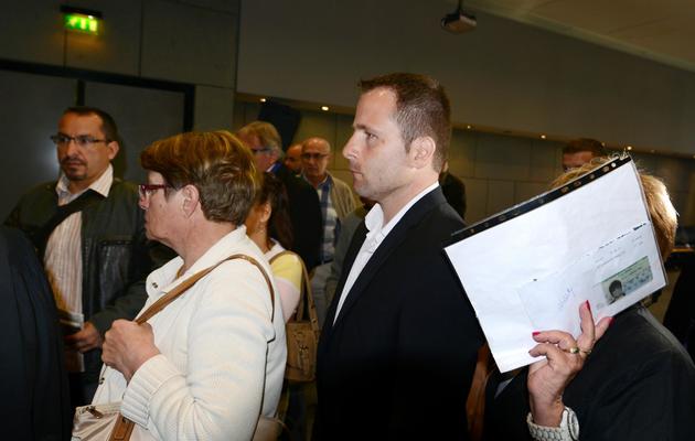 Nicolas Cano (C) s'apprête à assister le 14 avril 2014 à Grenoble au procès de la meurtrière présumée de son père Daniel Cano [Jean-Pierre Clatot  / AFP]