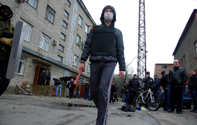 Un milicien pro-russe tient  une hache dans la ville ukrainienne de Horlivka (Gorlovka), près de Donetsk, le 14 avril 2014 [Alexey Kravtsov / AFP]