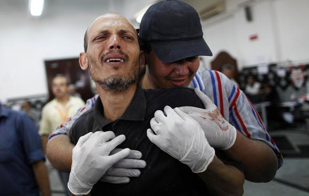 Un homme pleure la mort d'un proche après des heurts meurtriers entre la police et les Frères musulmans, le 8 juillet 2013 au Caire    [Mahmoud Khaled / AFP]