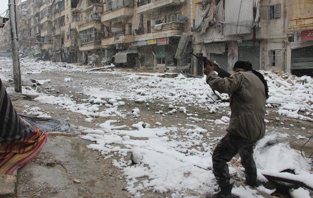 Un combattant rebelle syrien à Alep le 11 décembre 2013 [Medo Halab / AFP]