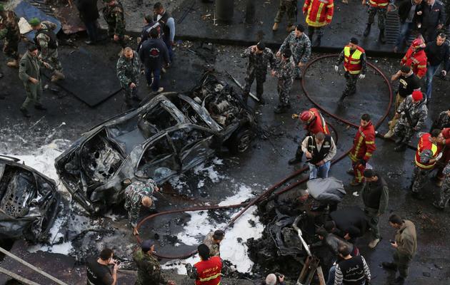Des pompiers à l'endroit une voiture piégée a explosé le 27 décembre 2013 à Beyrouth [-  / AFP/Archives]