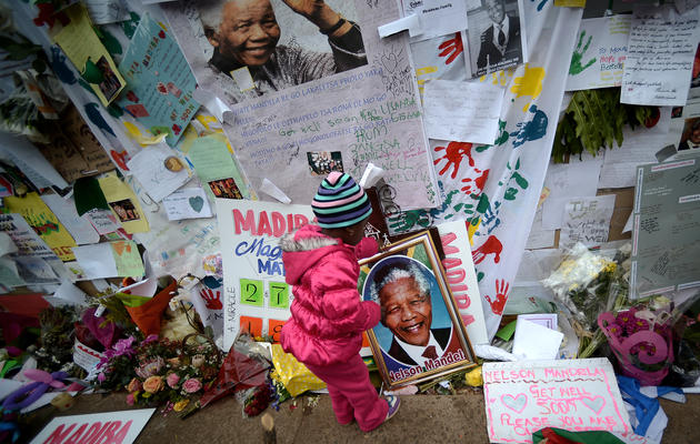 Une petite fille devant la clinique où l'ex-président sud-africain Nelson Mandela est hospitalisé, à Pretoria, le 6 juillet 2013 [Filippo Monteforte / AFP]