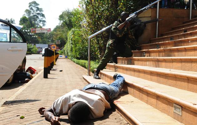 Le corps d'un homme tué lors de l'attaque contre le centre commercial Westgate le 21 septembre 2013 à Nairobi [Simon Maina / AFP]