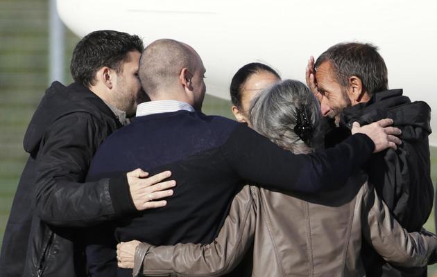 Daniel Larribe entouré de sa famille le 30 octobre 2013 à l'aéroport de Villacoublay [Kenzo Tribouillard / AFP]