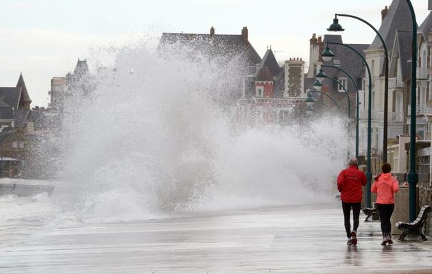 Le rivage balayé par de hautes vagues le 3 mars à Saint-Malo [DAMIEN MEYER / AFP]