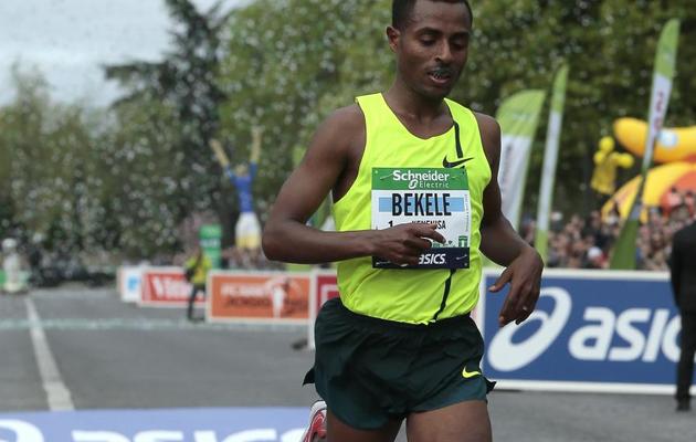 L'Ethiopien Kenenisa Bekele franchit en solitaire la ligne d'arrivée du marathon de Paris, le 6 avril 2014  [ / AFP/Archives]