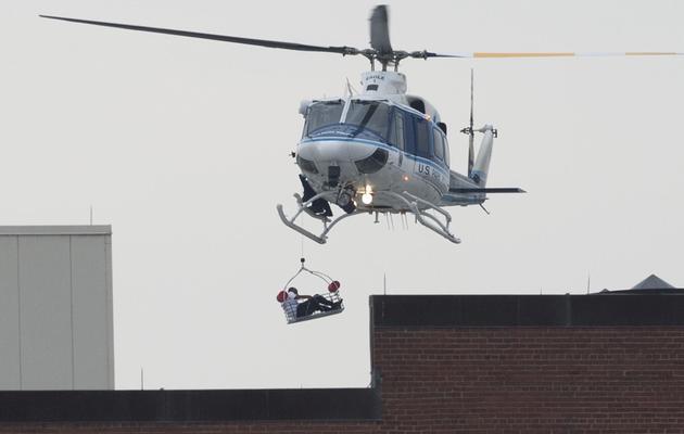 Une personne évacuée par hélicoptère après une fusillade dans un immeuble de la Marine, le 16 septembre 2013 à Washington  [Saul Loeb / AFP]