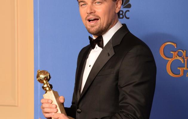 Leonardo Di Caprio, qui a obtenu le prix du meilleur acteur pour "le loup de Wall Street", pose avec sa récompense à Beverly Hills le 12 janvier 2014 [Robyn Beck / AFP]