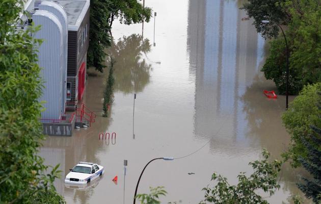 Des rues inondées à Calgary, au Canada, le 22 juin 2013 [Dave Buston / AFP]