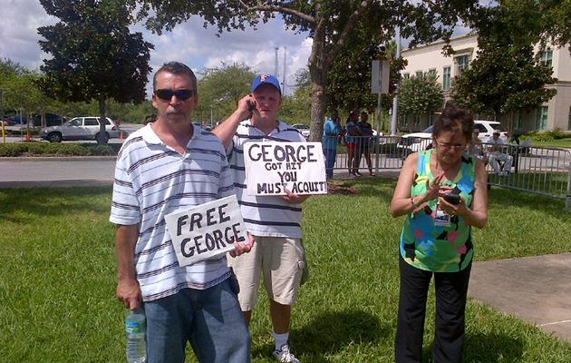 Des soutiens à George Zimmerman, inculpé du meurtre du jeune noir Trayvon Martin, attendent le 13 juillet 2013 en face du tribunal à Sanford, en Floride [PAULA BUSTAMANTE / AFP/Archives]