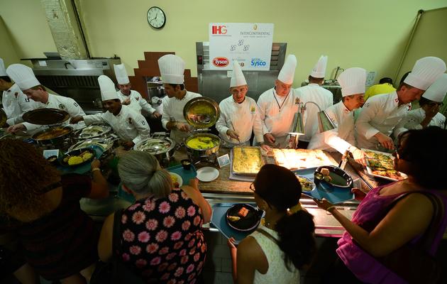 Des chefs cuisiniers servent un repas à des sans-abris, le 27 juillet 2013 à New York [Emmanuel Dunand / AFP]