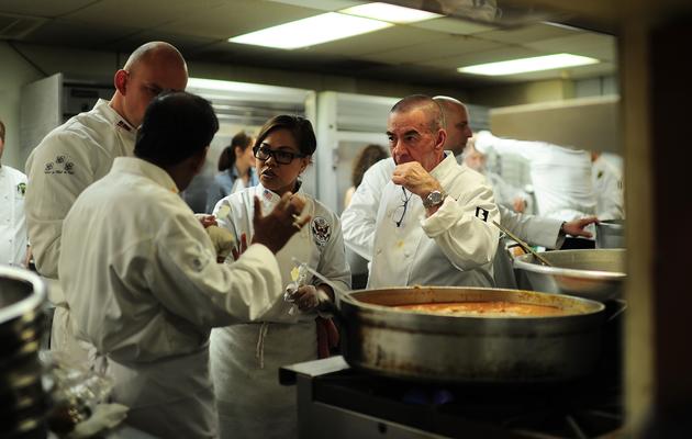 Le chef du président Barack Obama, Cristeta Pasia Comeford (c), prépare un repas destiné à des sans-abris, le 27 juillet 2013 à New York [Emmanuel Dunand / AFP Photo]