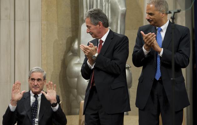 Robert Mueller, le patron du FBI (assis), le 1er août 2013 à Washington lors d'une cérémonie de départ [Saul Loeb / AFP/Archives]