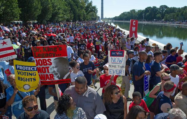 Des dizaines de milliers de personnes rassemblées devant le mémorial d'Abraham Lincoln à Washington pour célébrer les 50 ans du discours historique pour les droits civiques de Martin Luther King, le 24 août 2013 [Paul J. Richards / AFP]