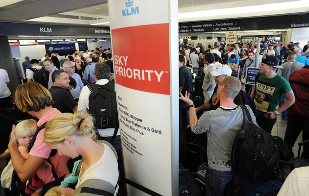 Des passagers attendent à l'aéroport international de Los Angeles après une fusillade, le 1er novembre 2013 [Robyn Beck / AFP]