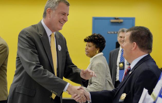 Le candidat démocrate à la mairie de New York, Bill de Blasio, serre la main du responsable d'un bureau électoral après avoir voté, le 5 novembre 2013 à Brooklyn [Stan Honda / AFP]
