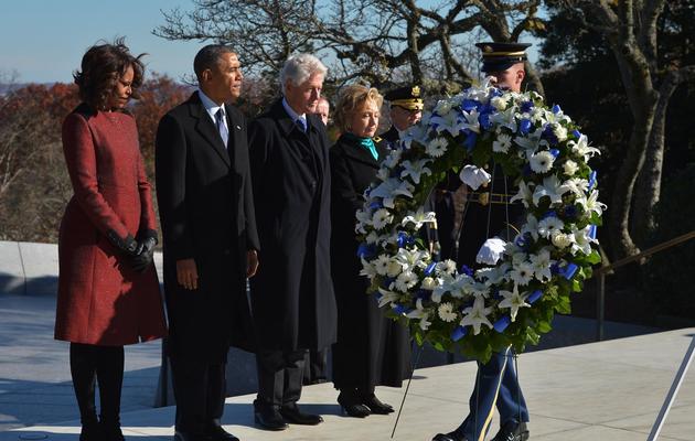 Le président Barack Obama (2g) et son épouse Michelle (g), Bill et Hillary Clinton (d) rendent hommage à John F. Kennedy au cimetière d'Arlington, le 20 novembre 2013 [Mandel Ngan / AFP]