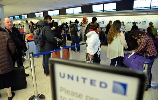 Des passagers bloqués le 6 janvier 2014 à l'aéroport Kennedy à New York [Stan Honda / AFP]