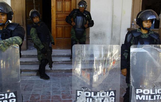 Des soldats mexicains devant les bureaux municipaux d'Apatzingan, dans l'Etat de Michoacan, le 14 janvier 2014  [Hector Guerrero / AFP]