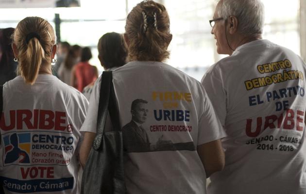 Des sympathisants portent un t-shirt de soutien à l'ancien président colombien Alvaro Uribe, à Medellin le 2 février 2014 [Raul Arboleda / AFP/Archives]