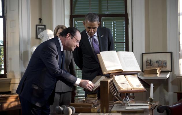 François Hollande et Barack Obama dans le cabinet de travail de Thomas Jefferson, le 10 février 2014 à Monticello, en Virginie [Alain Jocard / AFP]