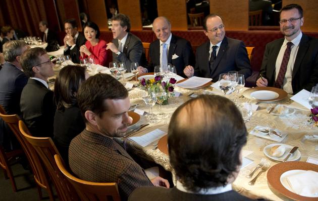 Le président François Hollande déjeune dans un restaurant de San Francisco avec des tycoons de l'internet dont le patron de Twitter Jack Dorsey (2e g), le 12 février 2014 [Alain Jocard / AFP]