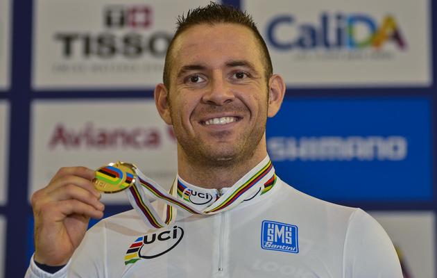 Francois Pervis sur le podium avec sa médaille d'or de keirin le 27 février 2014 à Cali [Luis Acosta / AFP]