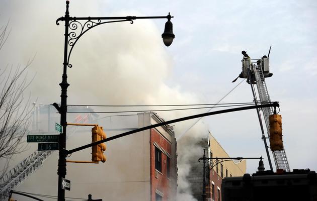 Des pompiers de New York sur les lieux de l'explosion de deux immeubles sur Park Avenue le 12 mars 2014 [Stan Honda / AFP]