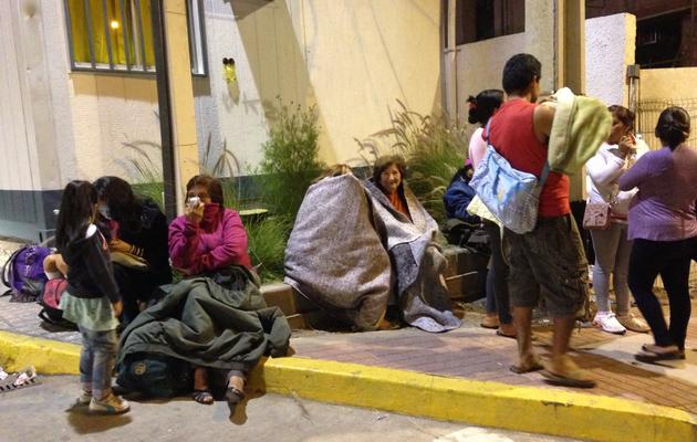 Des habitants sont rassemblés dans la rue après une alerte au tsunami consécutive à un séisme de magnitude 8,2, à Antofagasta le 1er avril 2014 [Francesco Degasperi / AFP]