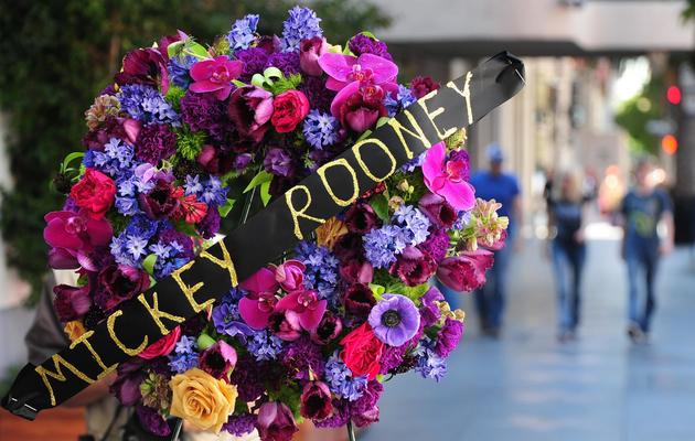 Une gerbe de fleurs en honneur de Mickey Rooney déposée sur le Walk of Fame Star à Hollywood le 7 avril 2014 [Frederic J. Brown / AFP]