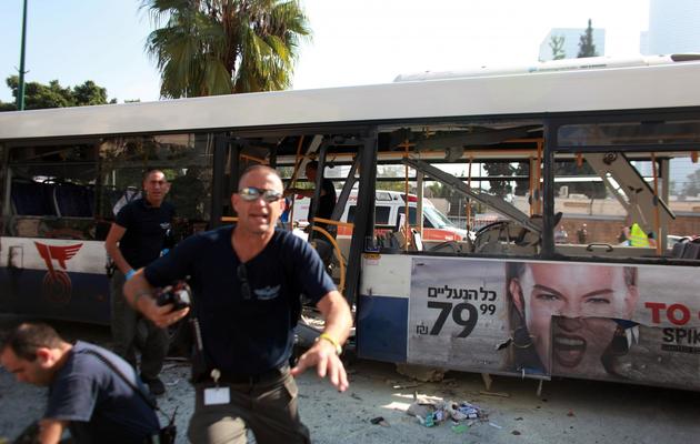 Des policiers enquêtent après un attentat le 21 novembre 2012 contre un bus à Tel-Aviv [ / AFP]