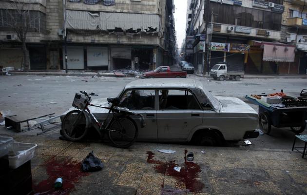 Une rue d'Alep après des tirs de mortiers, lors de combats entre l'armée et les rebelles syriens, le 3 décembre 2012 [Javier Manzano / AFP]