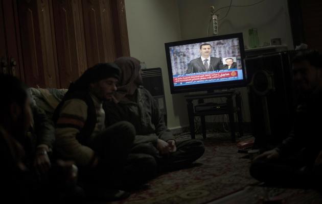 Des rebelles écoutent le discours de Bachar al-Assad à la télévision, à Alep, le 6 janvier 2012 [ / AFP]