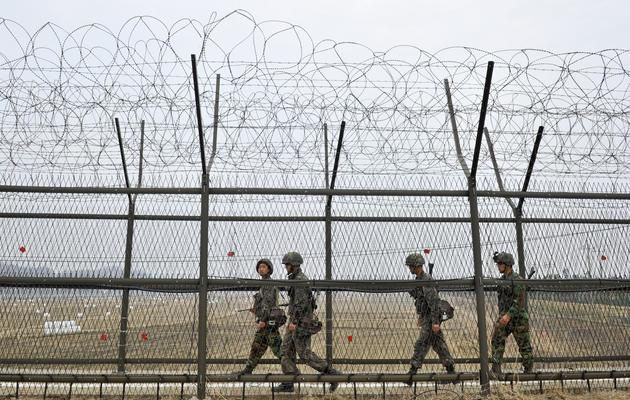 Des soldats sud-coréens patrouillent le long de la zone démilitarisée entre les deux Corées, le 5 avril 2013 près de Paju [Jung Yeon-Je / AFP]