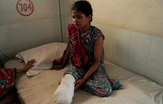 Une jeune femme est hospitalisée le 10 mai 2013 après avoir été amputée à la suite de l'effondrement d'un immeuble à Savar, près de Dacca [Munir Uz Zaman / AFP]