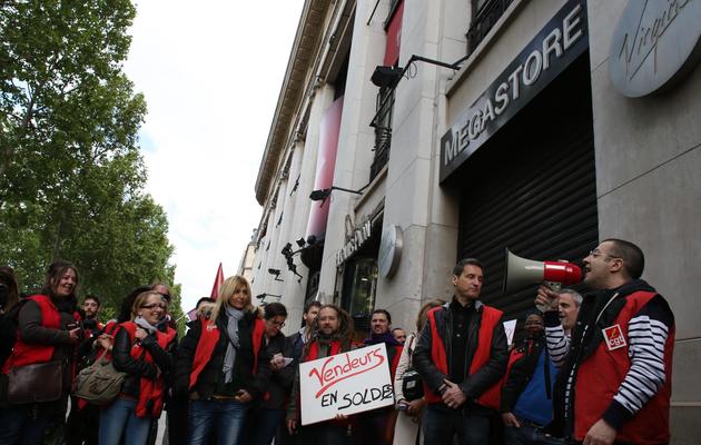 Des salariés de Virgin manifestent le 23 mai 2013 devant le magasin fermé des Champs-Elysées à Paris [Thomas Samson / AFP]