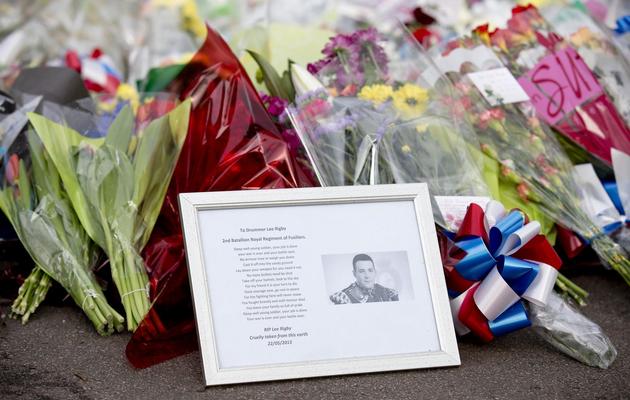 Une photo du soldat tué et des fleurs sont déposés sur le lieu du crime, à Londres, le 23 mai 2013 [Justin Tallis / AFP]